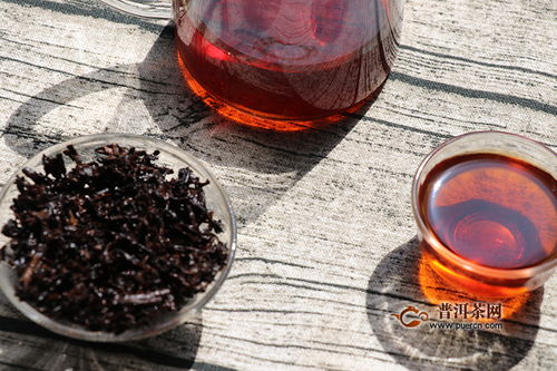 普洱茶葉出現(xiàn)黃色是否正常？全面解析黃葉成因與品質(zhì)判斷